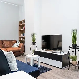 Deluxe 2 Bedroom In Centre Apartment